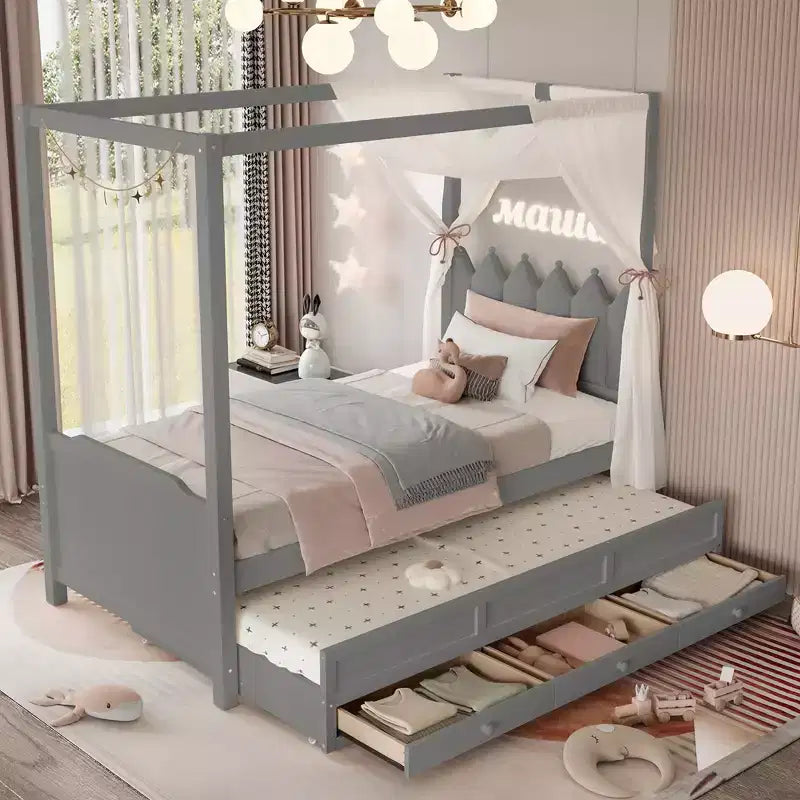 Lit moderne à baldaquin en bois avec tête de lit capitonnée en lin.