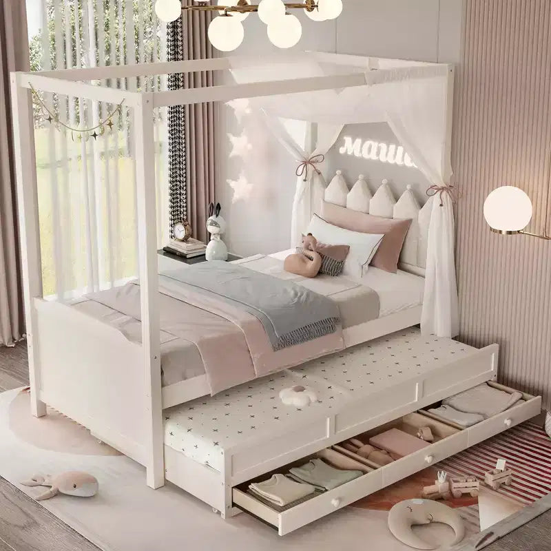 Lit moderne à baldaquin en bois avec tête de lit capitonnée en lin.