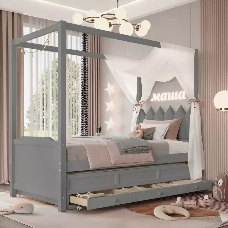 Lit moderne à baldaquin en bois avec tête de lit capitonnée en lin.